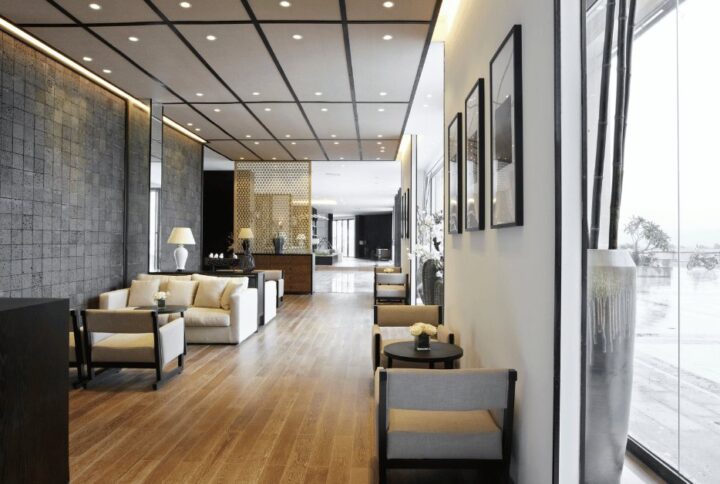 Modern Floors And Transparent Dividers For Sleek Offices
